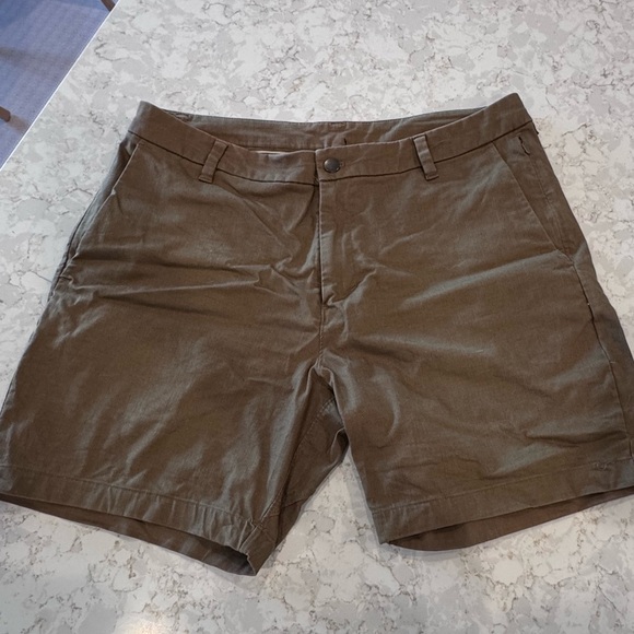 Lululemon - set of 2. Men’s Oxford Commission Classic 7” shorts - Picture 10 of 16